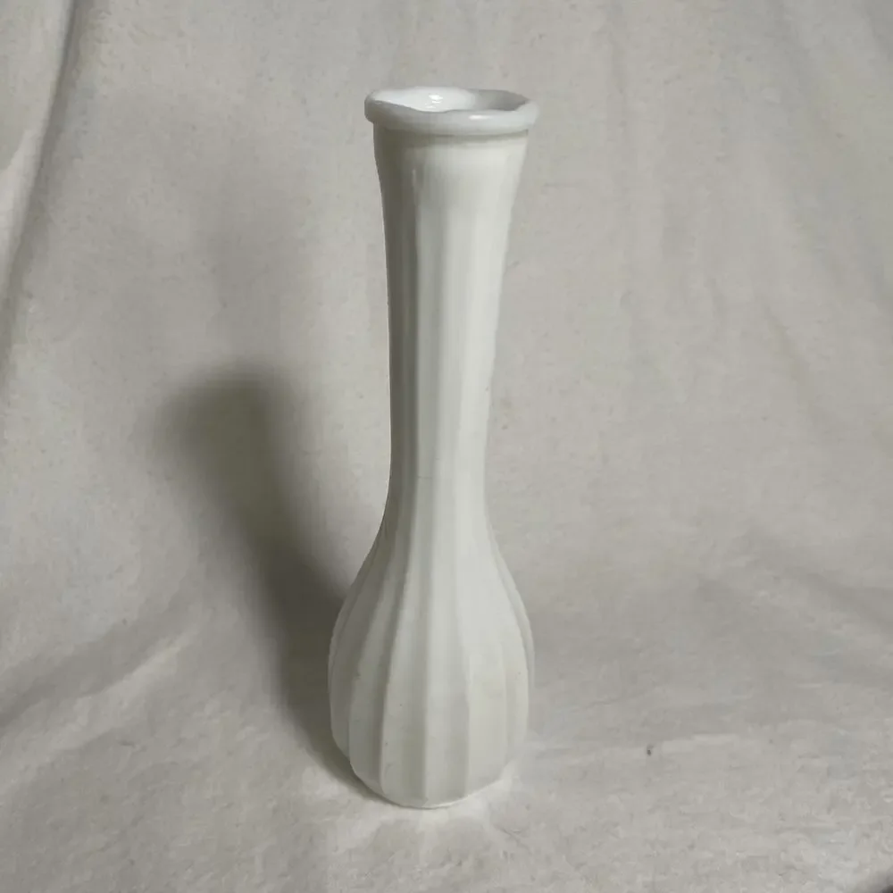 1940's Vintage Carr-Lowrey Glass Co. Milk Glass Ribbed Vase 8 5/8